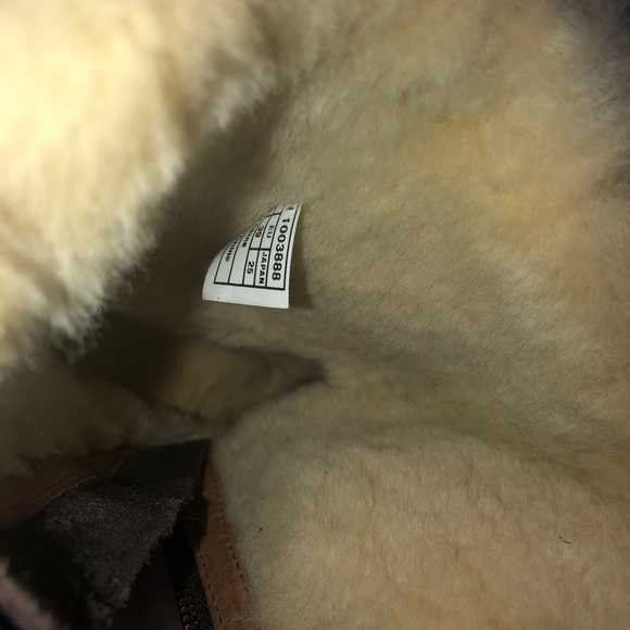 Women’s Uggs - Picture 3 of 4